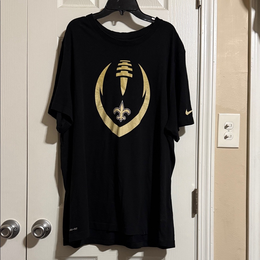 Nike Black and Gold Men's Tee